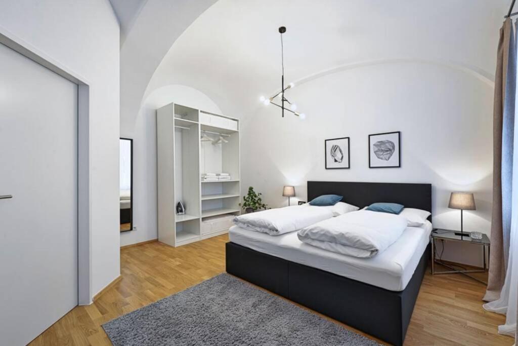 Crown 6 * Wien